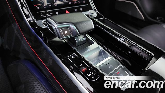 Audi A8 2022 — photo 9