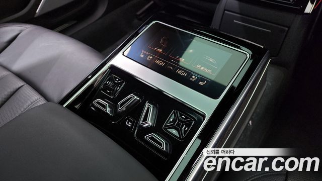 Audi A8 2022 — photo 19