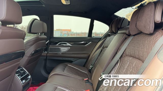 BMW 7-Series 2021 — photo 10