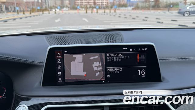 BMW 7-Series 2021 — photo 18