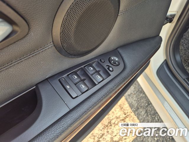 BMW 3-Series 2011 — photo 11