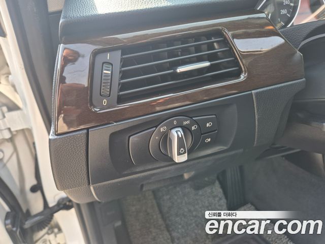 BMW 3-Series 2011 — photo 12