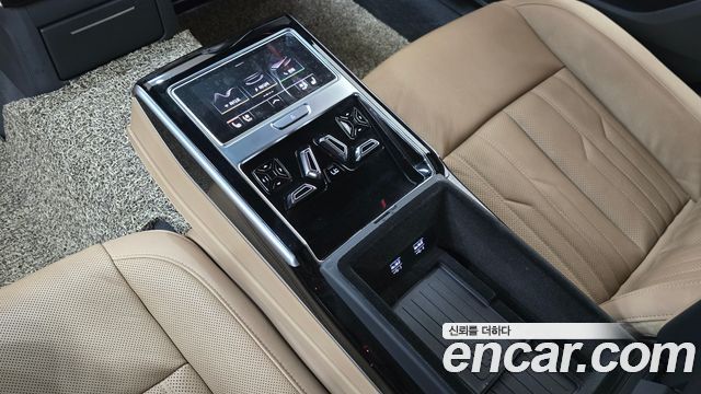 Audi A8 2020 — photo 17