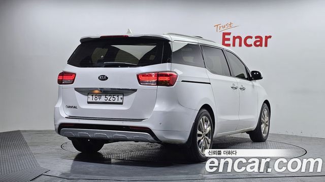 Kia Canival 2015 — photo 2