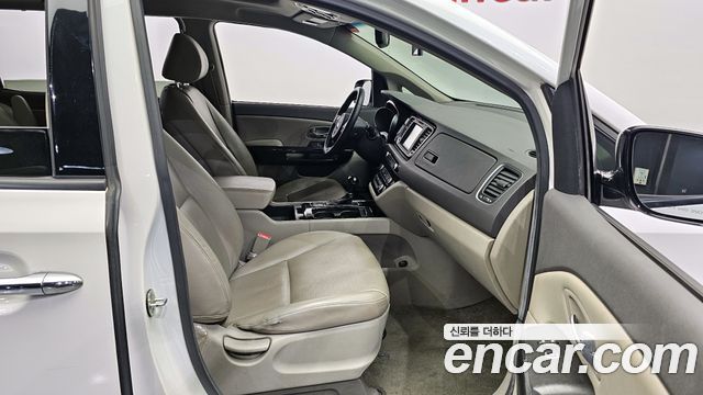 Kia Canival 2015 — photo 11