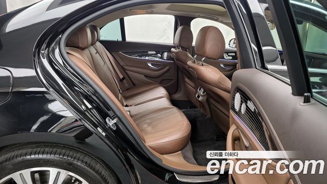 Mercedes-Benz E-Class 2020 — photo 12