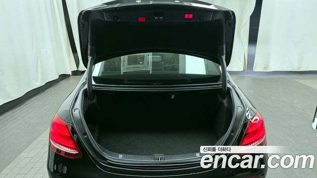 Mercedes-Benz E-Class 2020 — photo 20