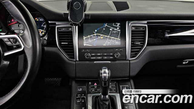 Porsche Macan 2017 — photo 14