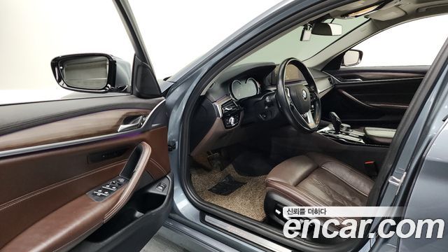 BMW 5-Series 2018 — photo 10