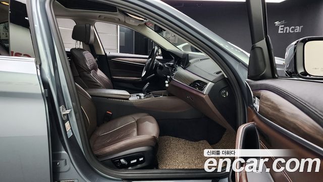 BMW 5-Series 2018 — photo 11