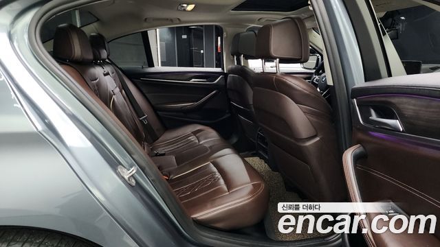 BMW 5-Series 2018 — photo 12
