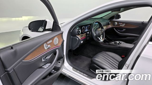 Mercedes-Benz E-Class 2020 — photo 11