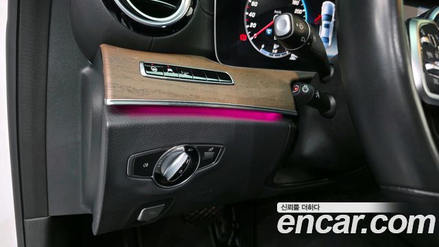 Mercedes-Benz E-Class 2020 — photo 16