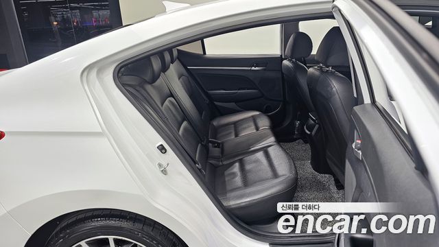 Hyundai AVANTE 2019 — photo 11