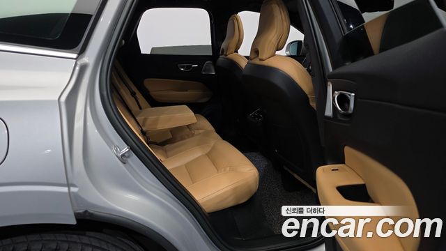 Volvo XC60 2022 — photo 12