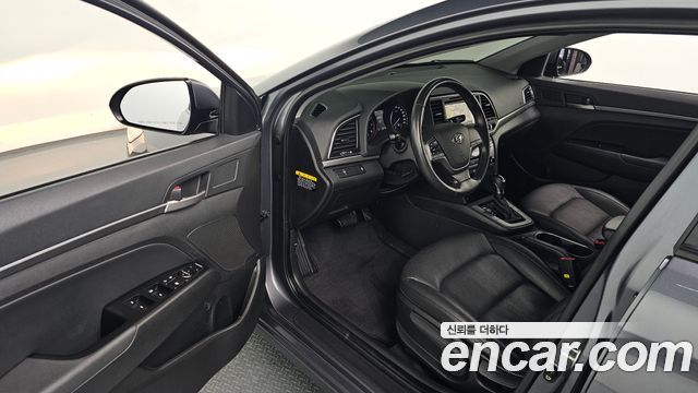 Hyundai AVANTE 2017 — photo 11