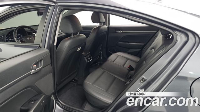 Hyundai AVANTE 2017 — photo 12