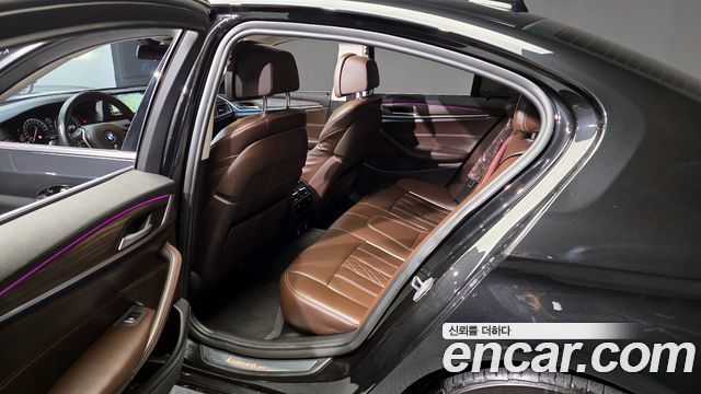 BMW 5-Series 2018 — photo 11