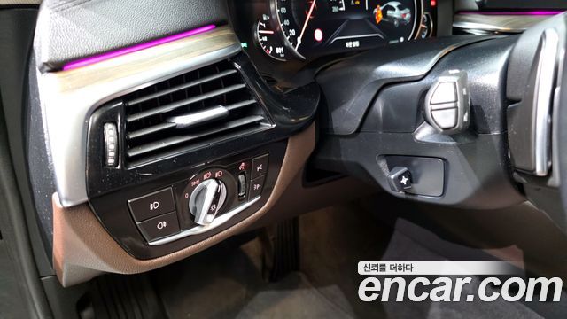 BMW 5-Series 2018 — photo 15