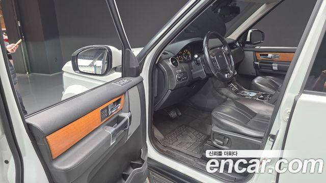 Land Rover Discovery 2015 — photo 11