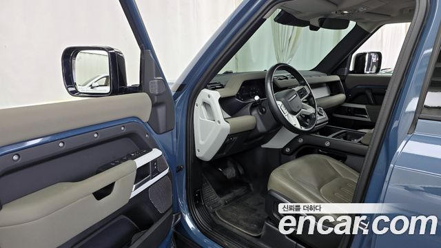 Land Rover Defender 2022 — photo 10