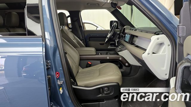 Land Rover Defender 2022 — photo 11