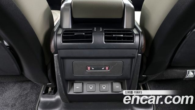 Land Rover Defender 2022 — photo 19