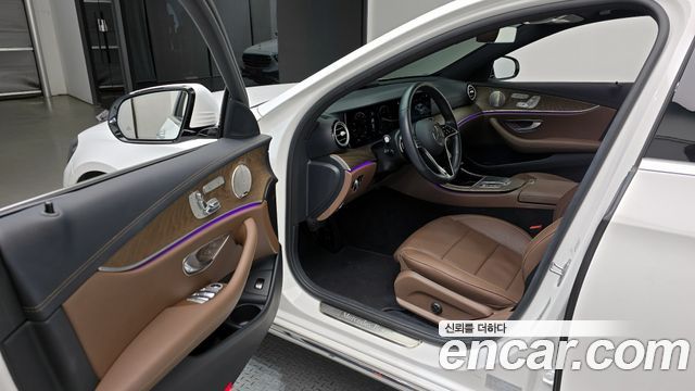 Mercedes-Benz E-Class 2022 — photo 11