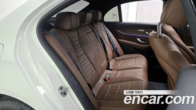 Mercedes-Benz E-Class 2022 — photo 12