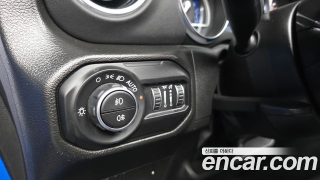 Jeep Wrangler 2022 — photo 18