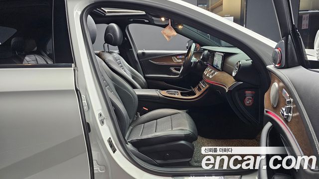 Mercedes-Benz E-Class 2021 — photo 10