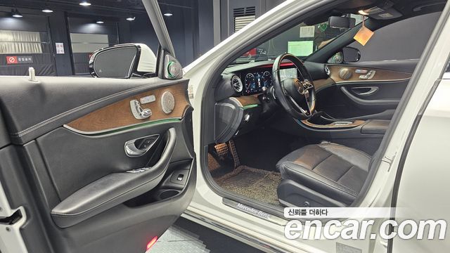 Mercedes-Benz E-Class 2021 — photo 11