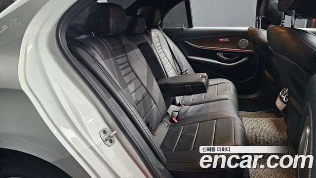 Mercedes-Benz E-Class 2021 — photo 12