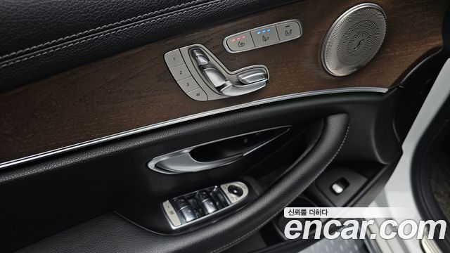 Mercedes-Benz E-Class 2021 — photo 16