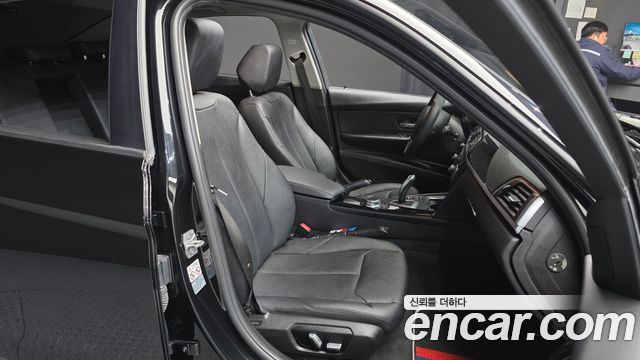 BMW 3-Series 2018 — photo 12