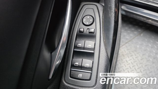 BMW 3-Series 2018 — photo 14