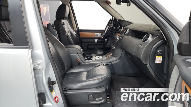 Land Rover Discovery 2016 — photo 11