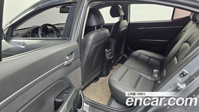 Hyundai AVANTE 2018 — photo 11