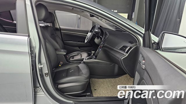 Hyundai AVANTE 2018 — photo 12