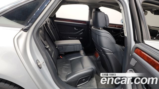 Audi A8 2010 — photo 12