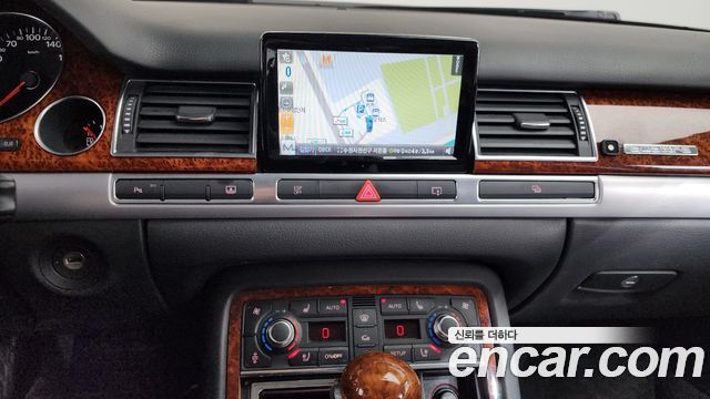Audi A8 2010 — photo 14
