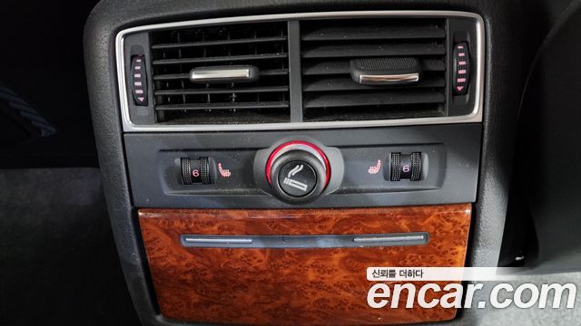 Audi A8 2010 — photo 18