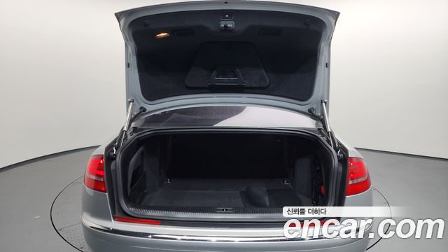 Audi A8 2010 — photo 20