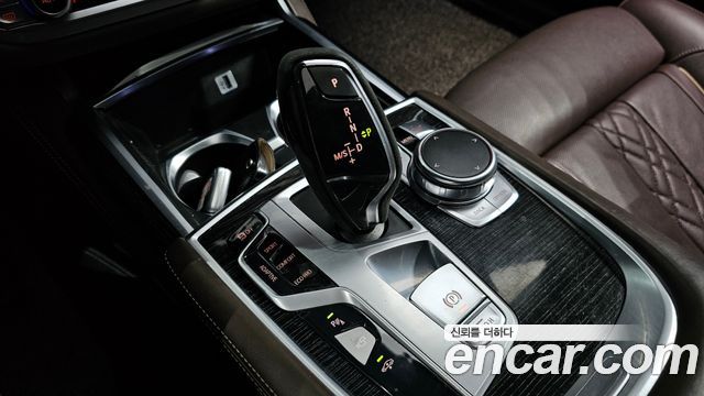 BMW 7-Series 2017 — photo 9