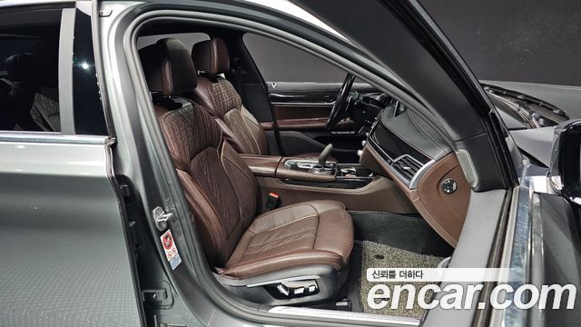 BMW 7-Series 2017 — photo 10