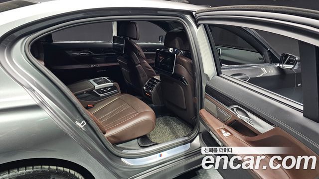 BMW 7-Series 2017 — photo 11