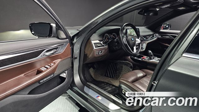 BMW 7-Series 2017 — photo 12