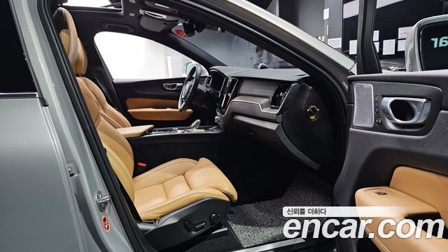 Volvo XC60 2022 — photo 10