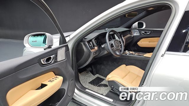 Volvo XC60 2022 — photo 11