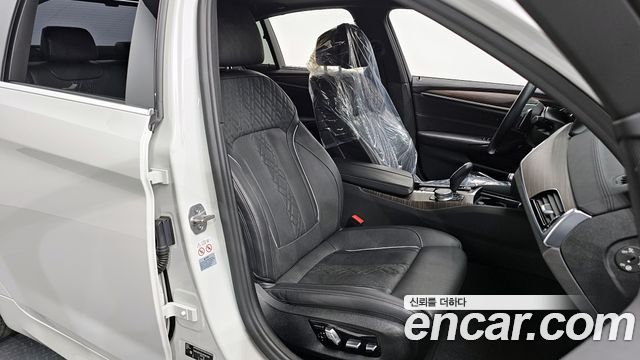 BMW 5-Series 2018 — photo 10